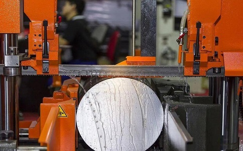 为什么选购雷山立式带锯床时，客户需要提供锯切生产量、材质、硬度、大小、厚度等需求？